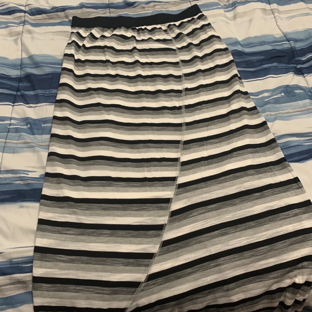 Maxi skirt black and white striped